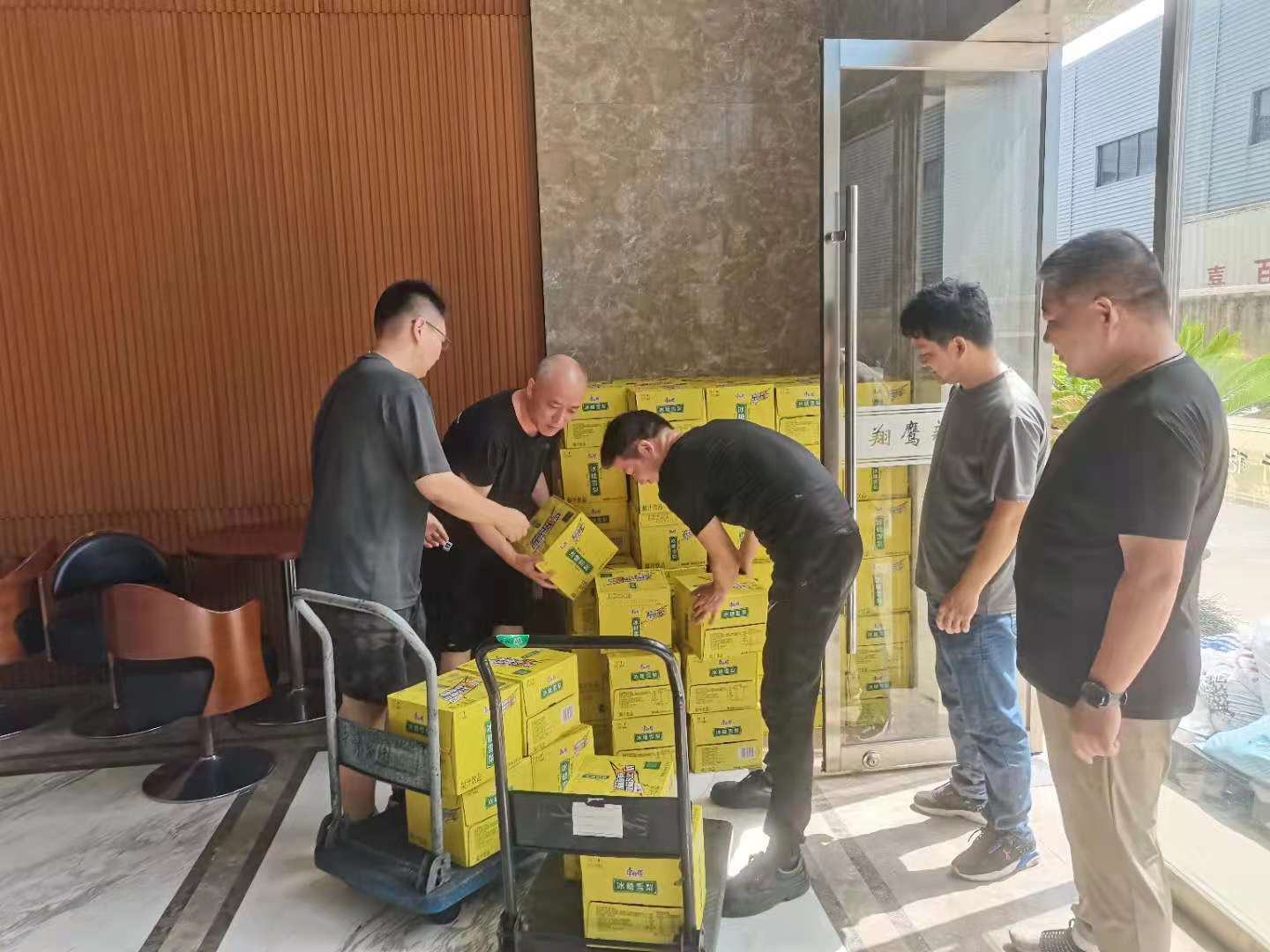 公司領(lǐng)導(dǎo)、工會(huì)慰問高溫一線員工