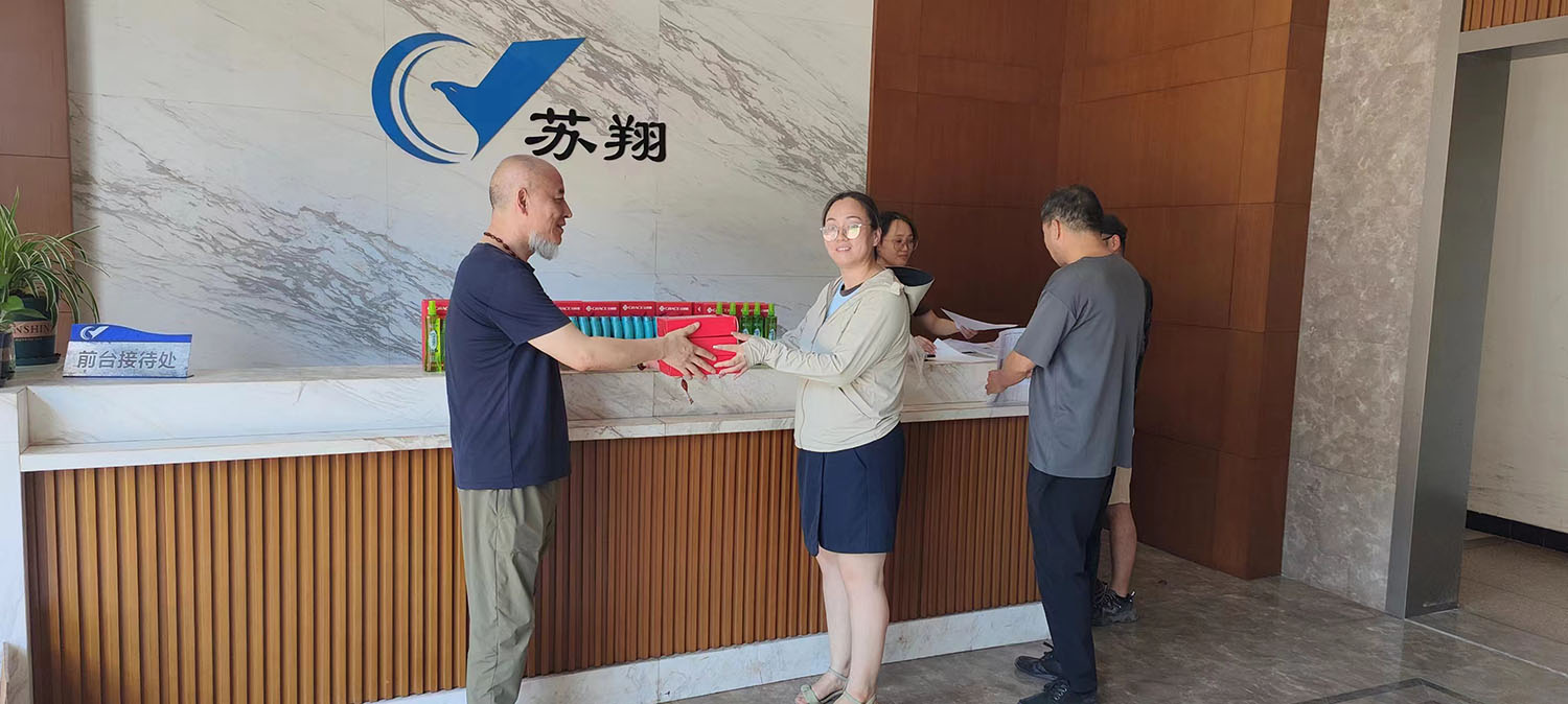 公司、工會(huì)領(lǐng)導(dǎo)慰問奮戰(zhàn)在一線高溫環(huán)境中的員工